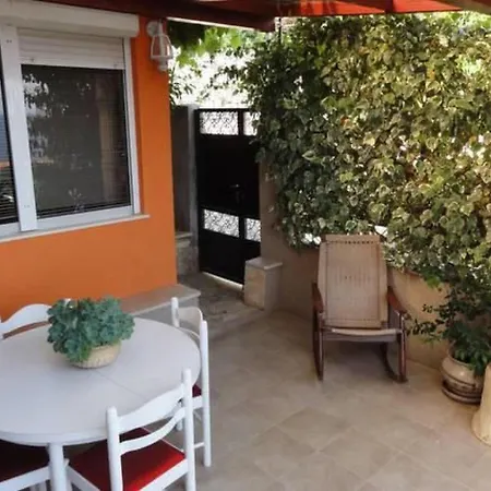 Apartman Ruhiggelegenes Sutdio Mit Gartenterrasse In Strandnaehe By Interhome Trogir