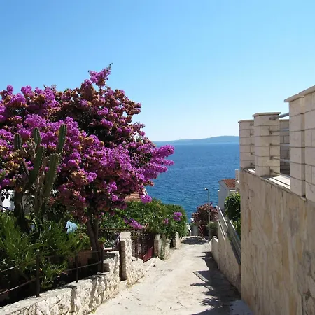 Ruhiggelegenes Sutdio Mit Gartenterrasse In Strandnaehe By Interhome Apartman Trogir