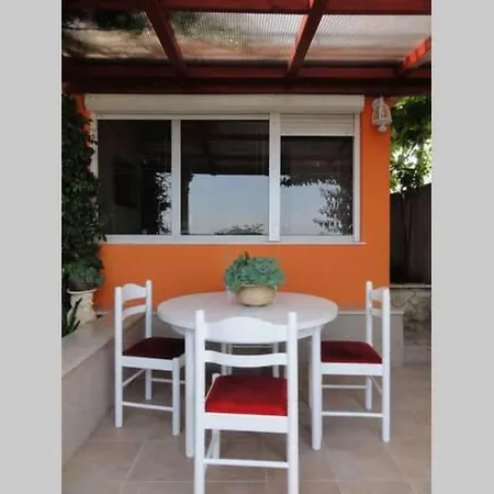 Ruhiggelegenes Sutdio Mit Gartenterrasse In Strandnaehe By Interhome Apartman Trogir